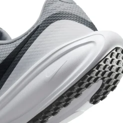Nike Revolution 8